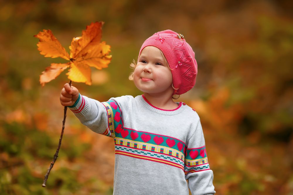 Осенние цвета, осенние листья - они удивительны в глазах ребенка
