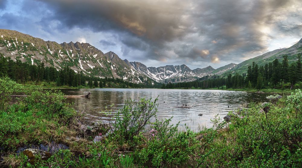 Озеро Красное. Хребет Араданский.