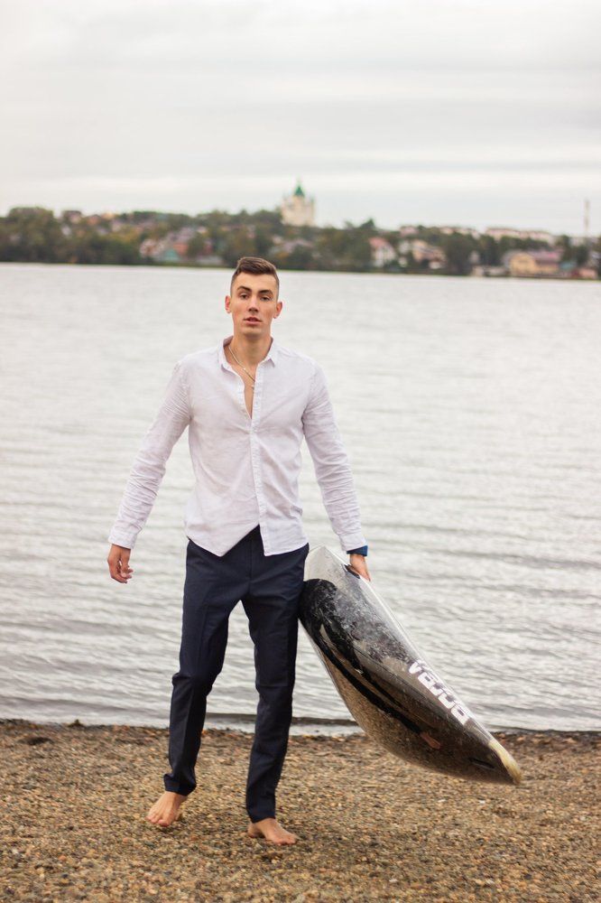 Парень с лодкой