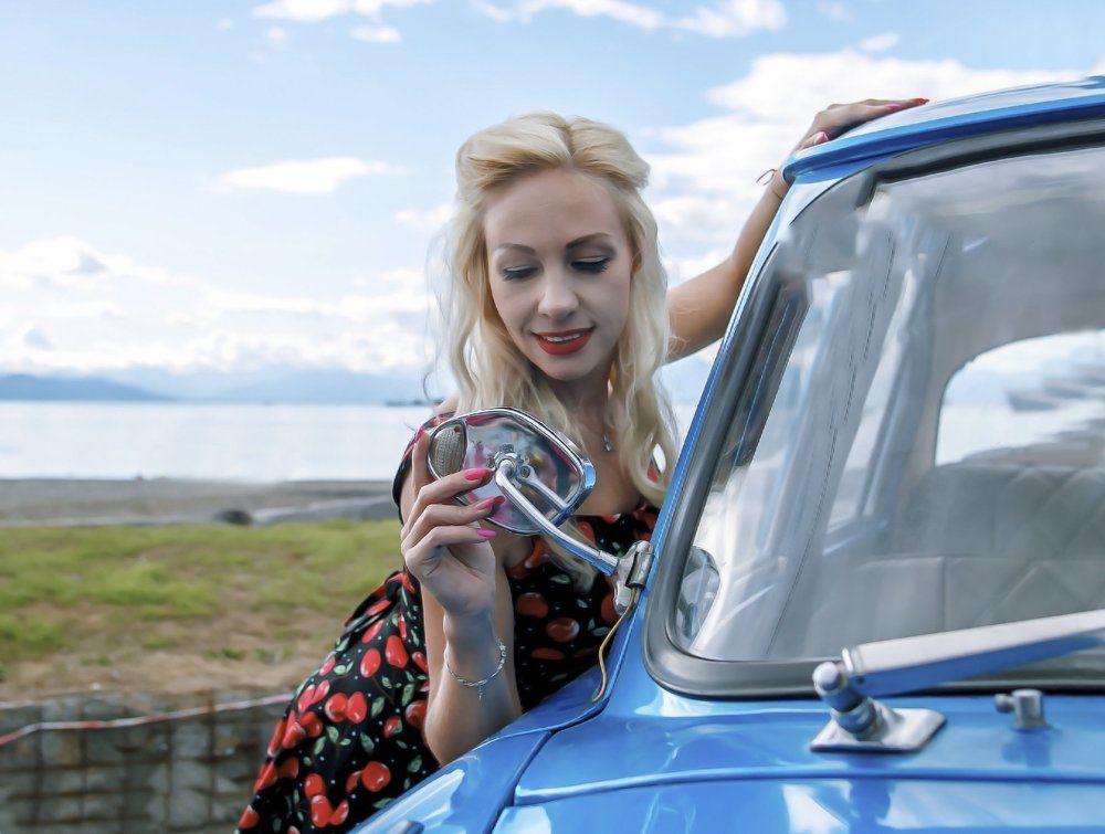 "Тушь не потекла? Помада не размазалась?"