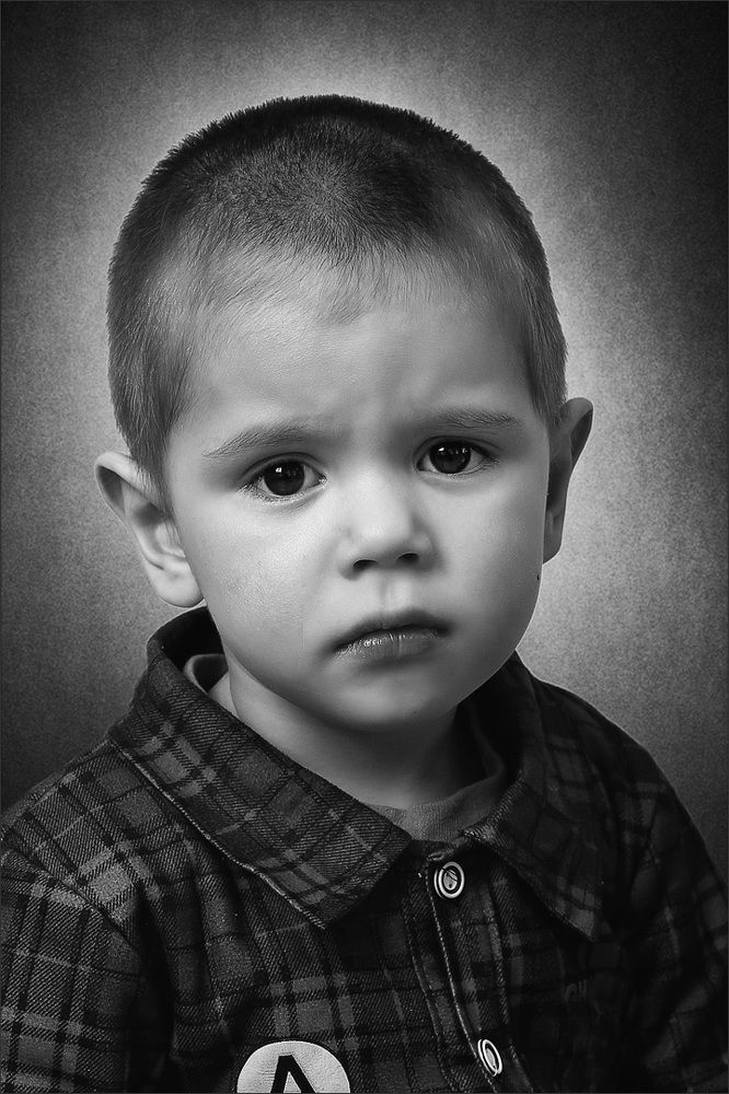 Портрет кареглазого мальчика в клетчатой рубашке