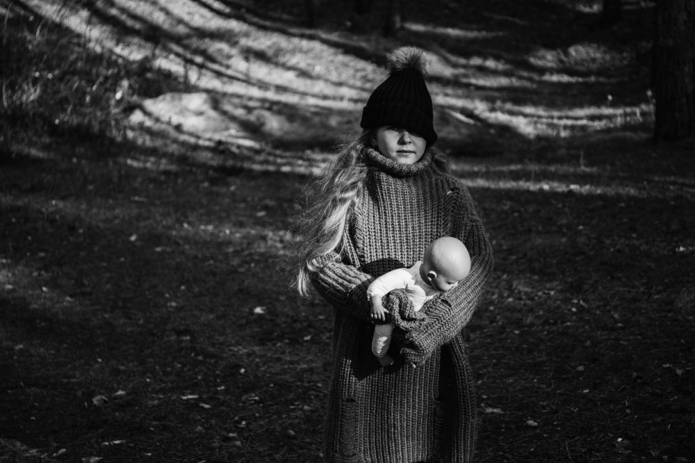 девочка с куклой