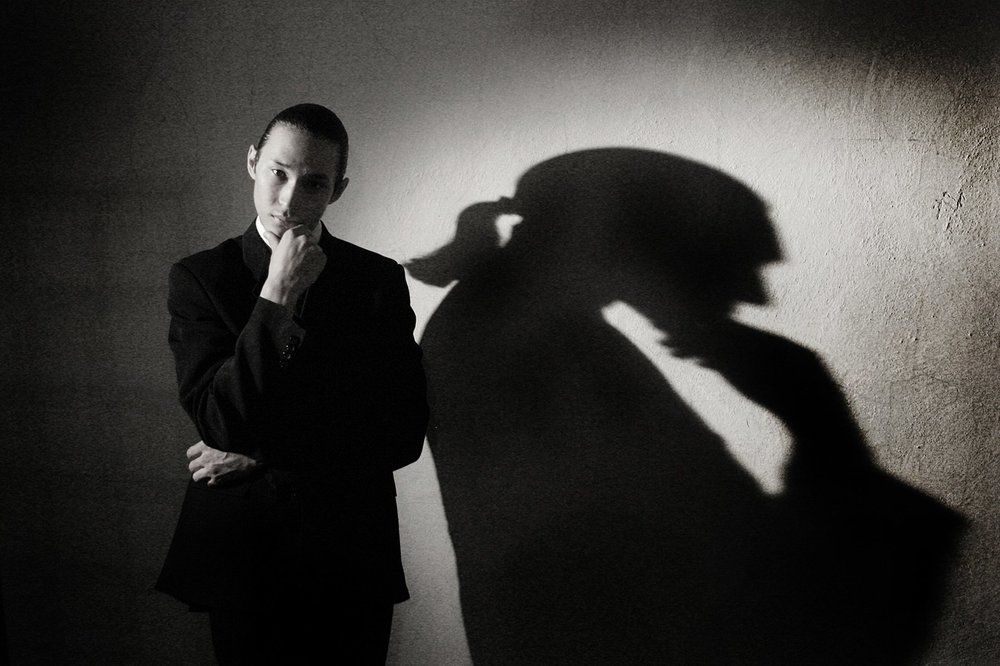 Портрет с тенью