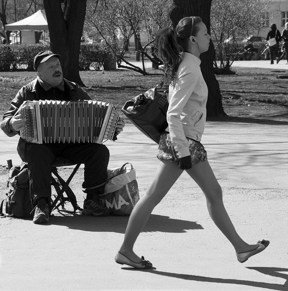 у прохожих на виду