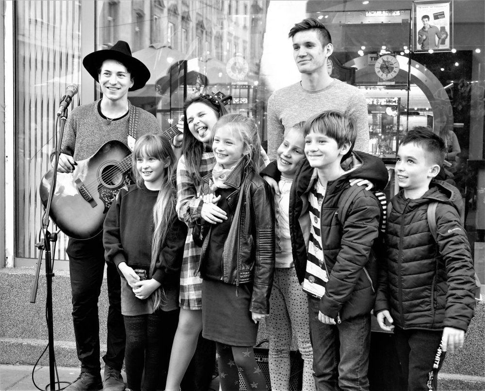 С уличными музыкантами