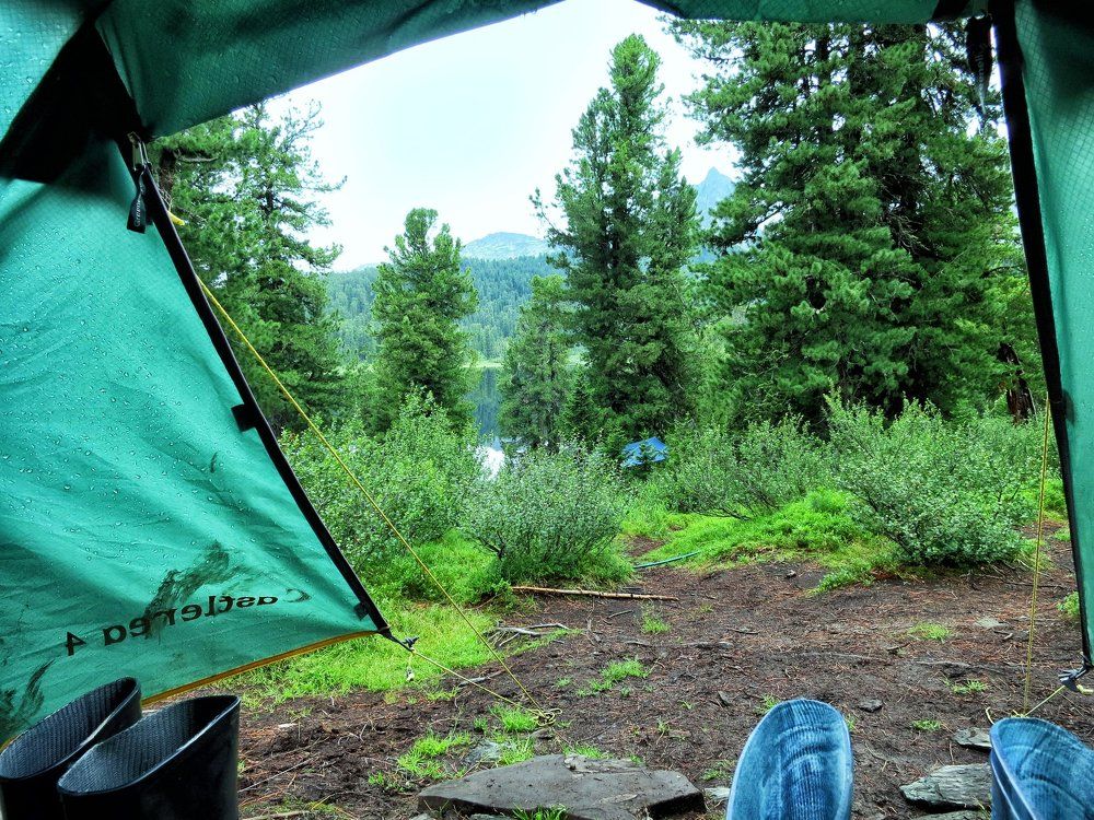 Палатка с видом на озеро