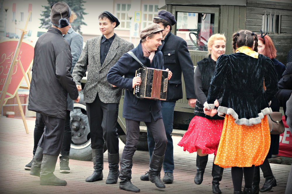 Комсомольцы едут на целину.