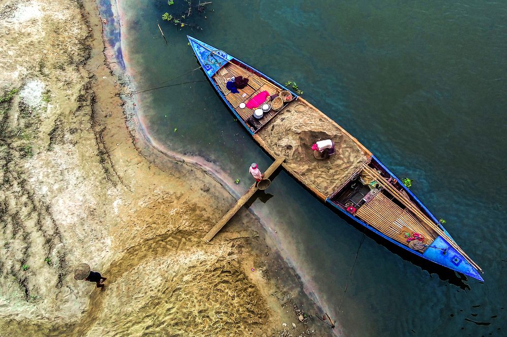 Workers of riverside