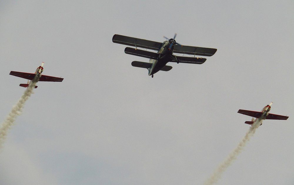 В небе летят самолёты