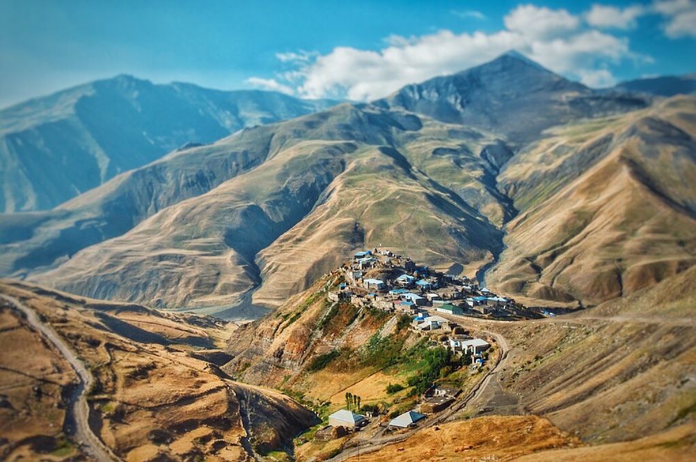 Под защитой гор