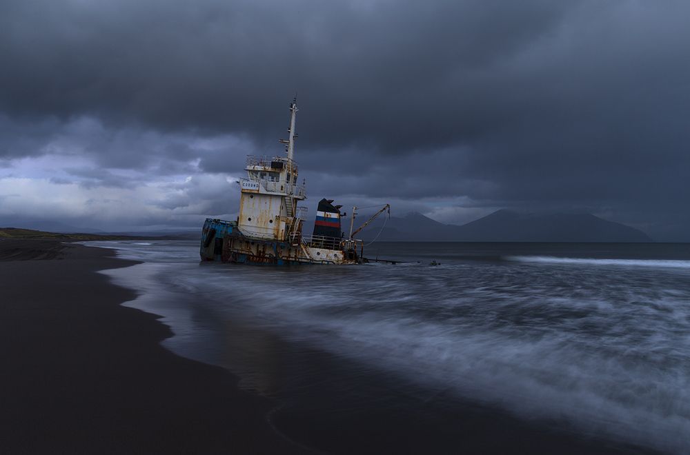 Неудачно пришвартовался.