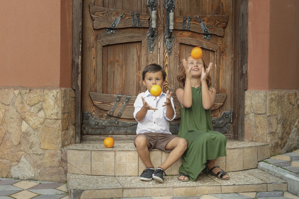 Соня и Сеня с яблоками.