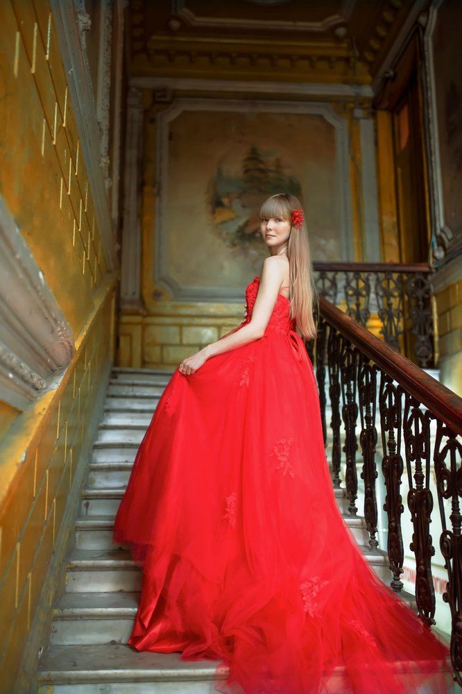 Девушка в красном платье