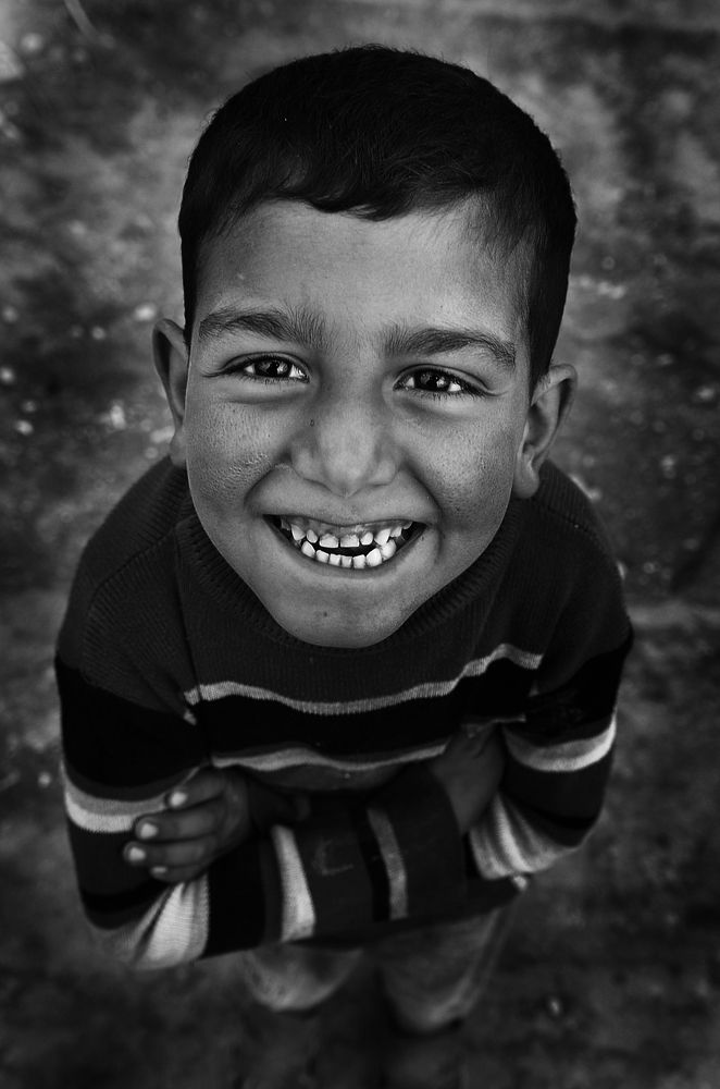 ابتسامه عفويه رغم الفقر