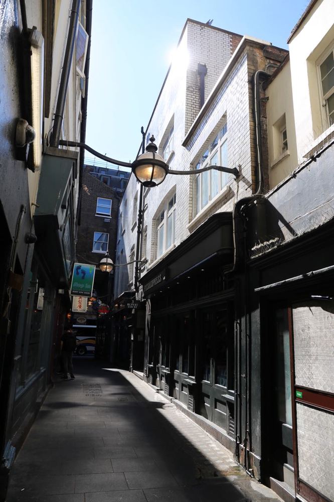 Переулок рядом с Пикадилли