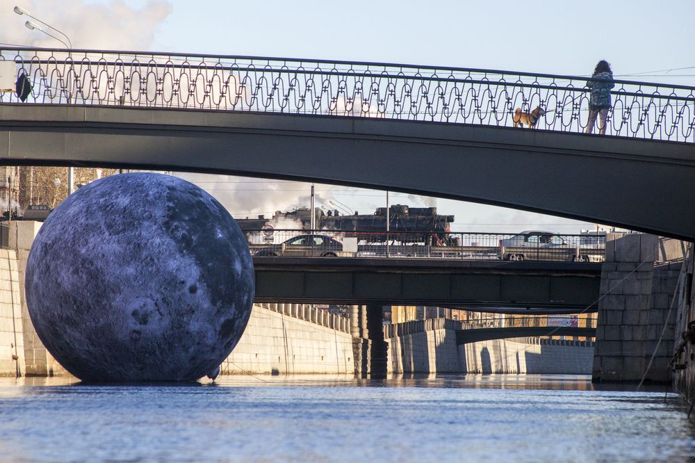 Паровоз и Луна