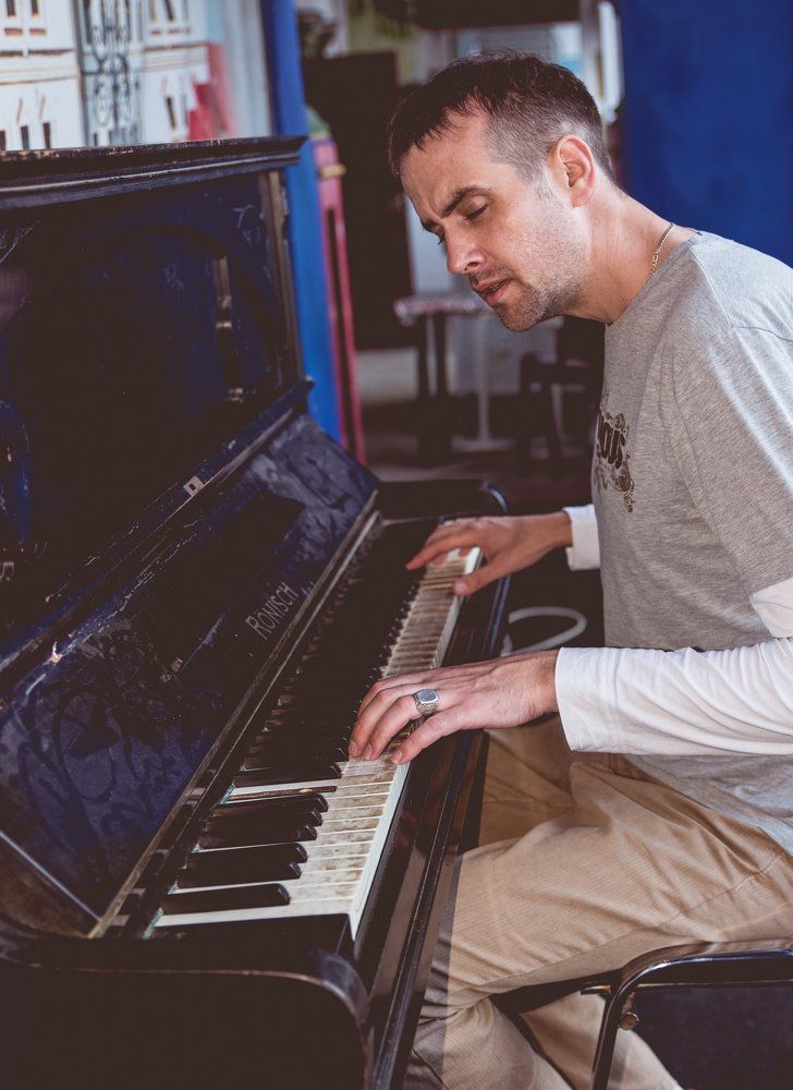 Уличный пианист...