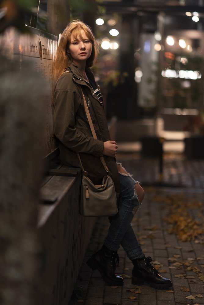 Девушка и приметы осени.