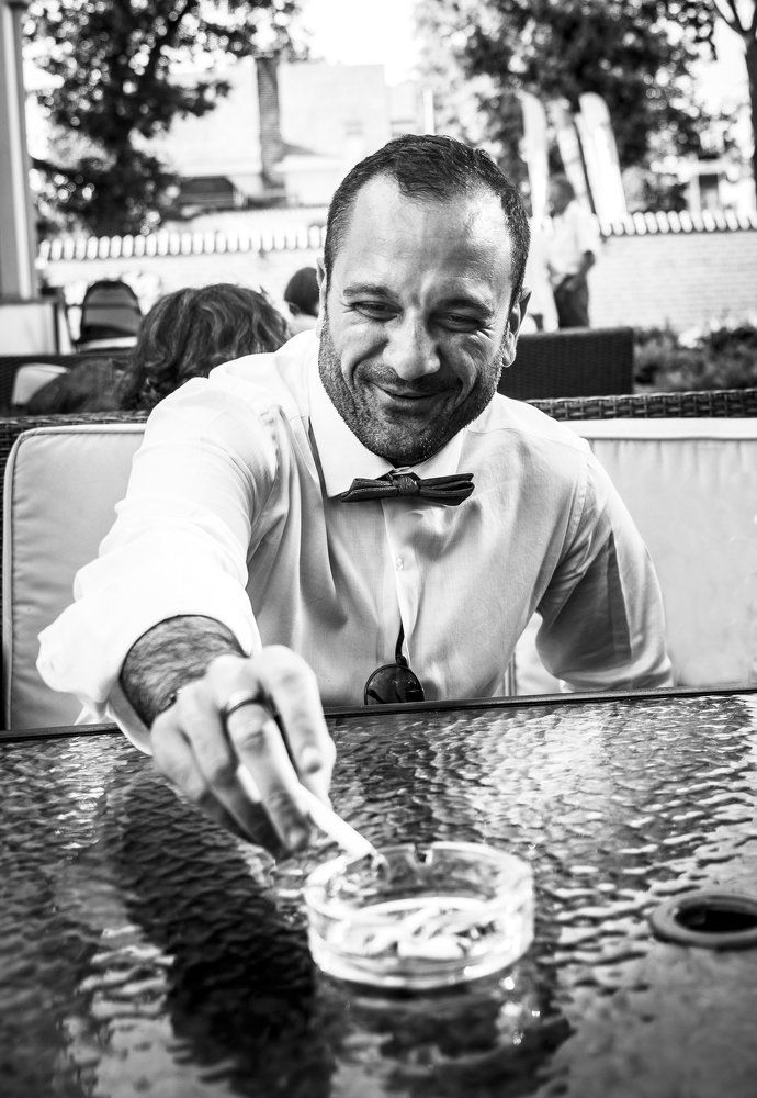 Мужчина за столиком.