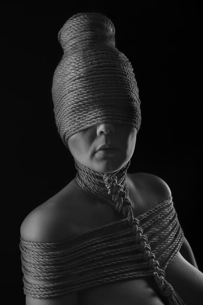 портрет девушки, скрывавшей свою суть...