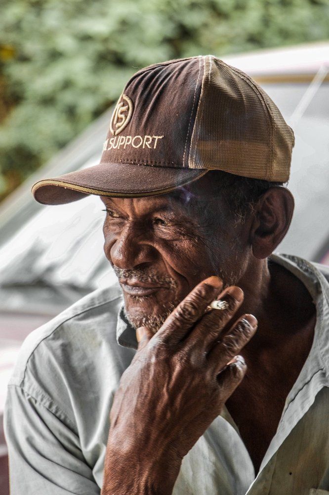 The man and your cigarrets