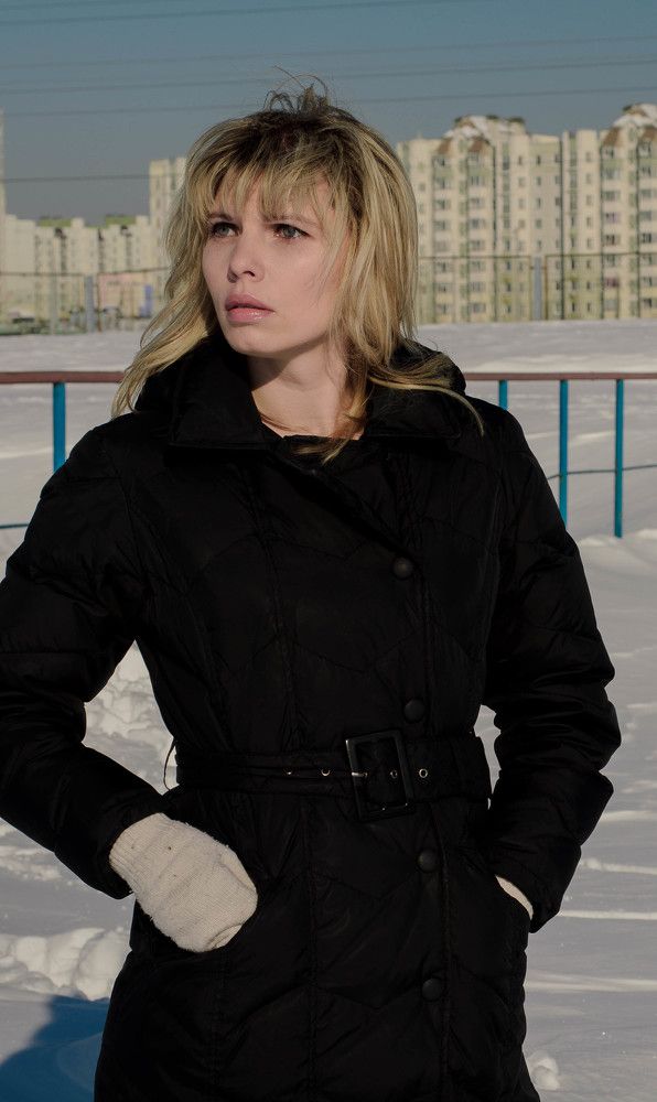 красивая девушка в черном пальто