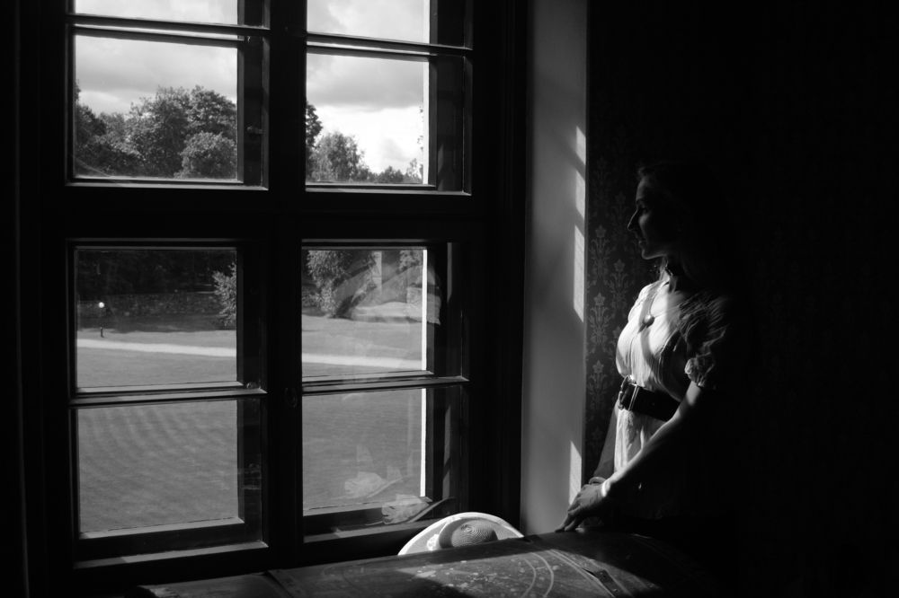 Laidy of the manor in the treasure chamber