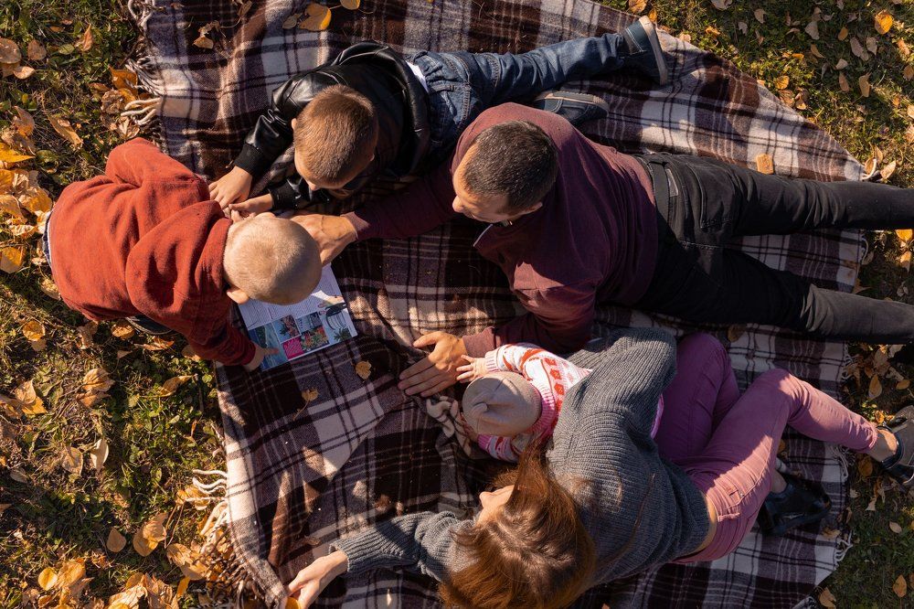 Все вместе листают журнал