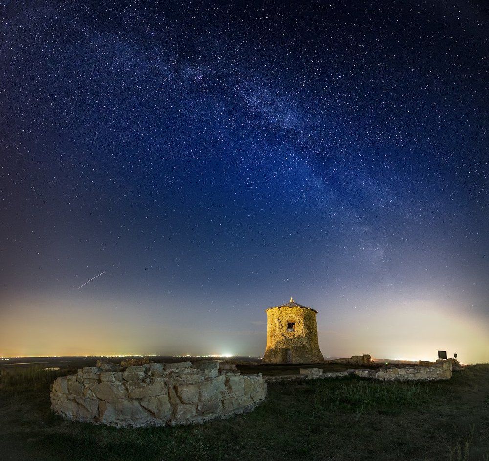 Древняя башня под звёздным небом