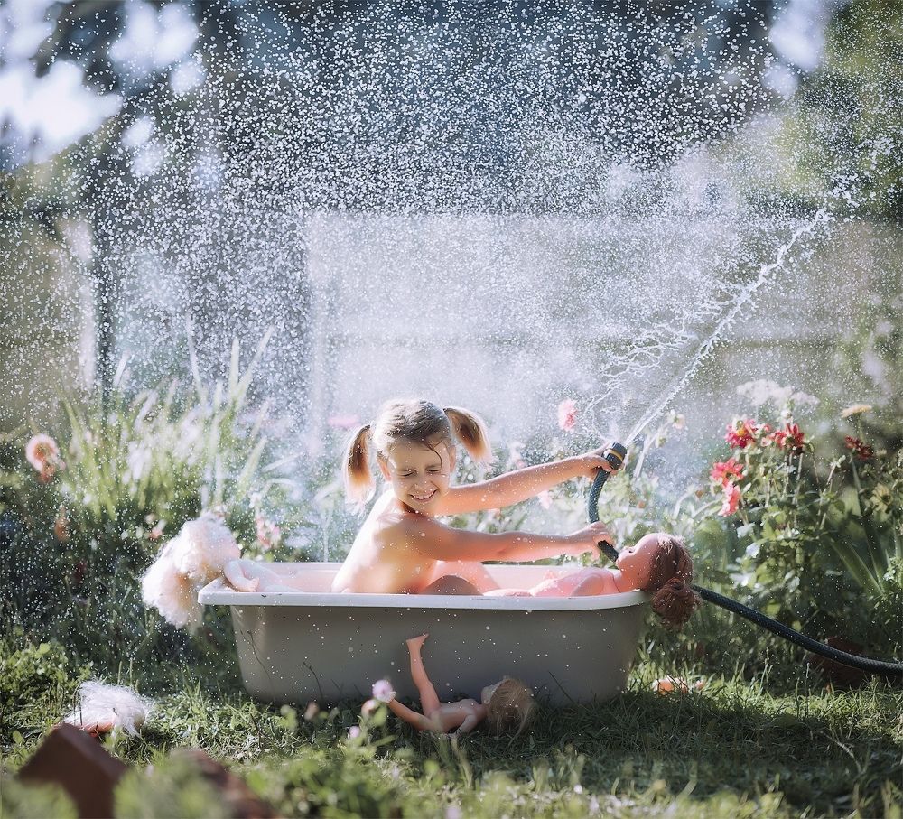 Как Оля кукол купала