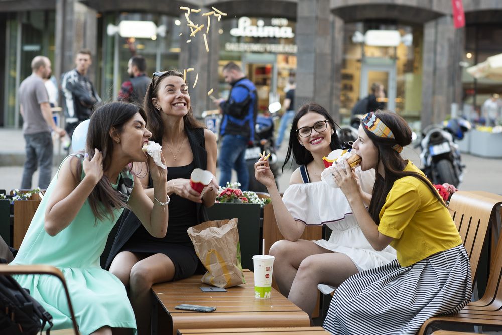 Весёлые девчонки.