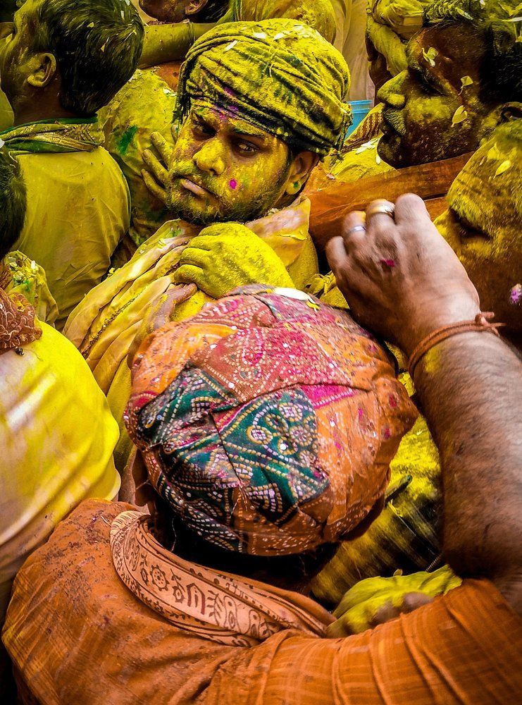 Bura na mano Holi hai(clash between yellow and orange)