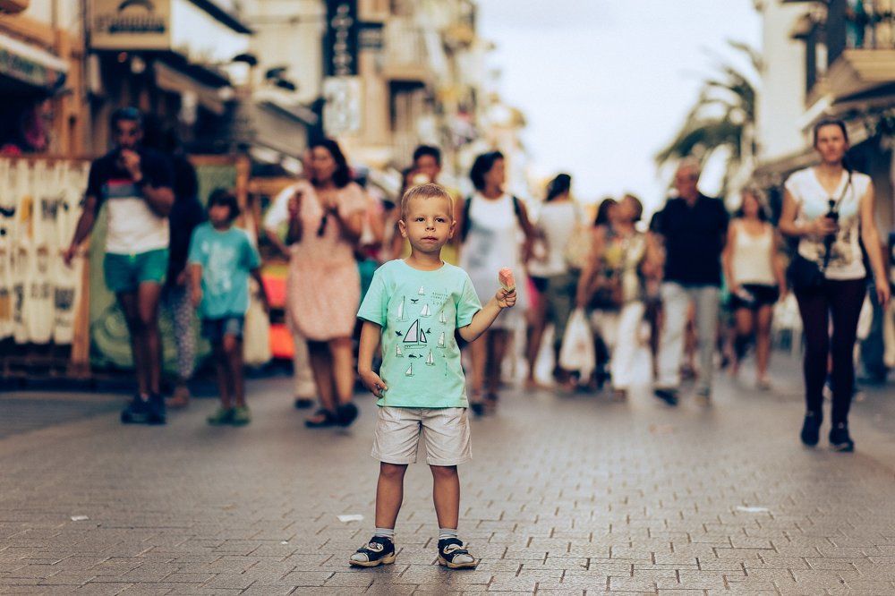 Мальчик с мороженым