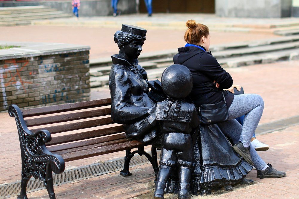 девушки на скамейке