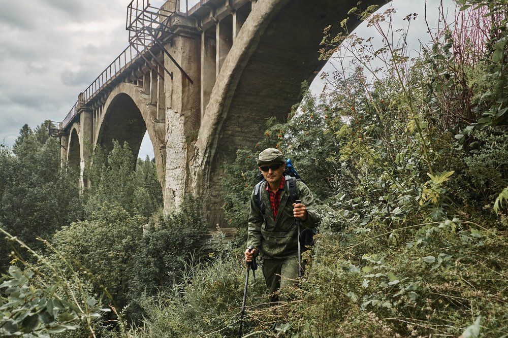 Под мостом.