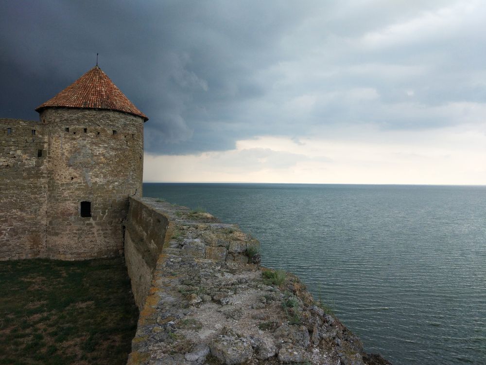 Тира и надвигающийся шторм
