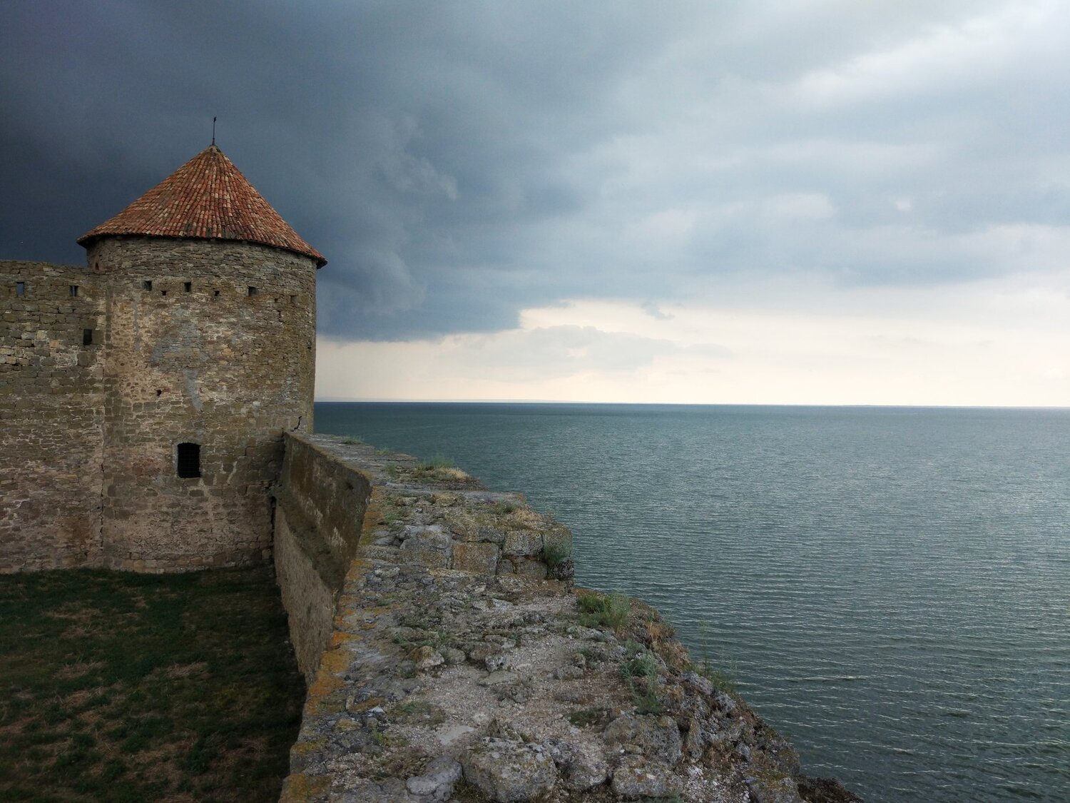 Тира и надвигающийся шторм