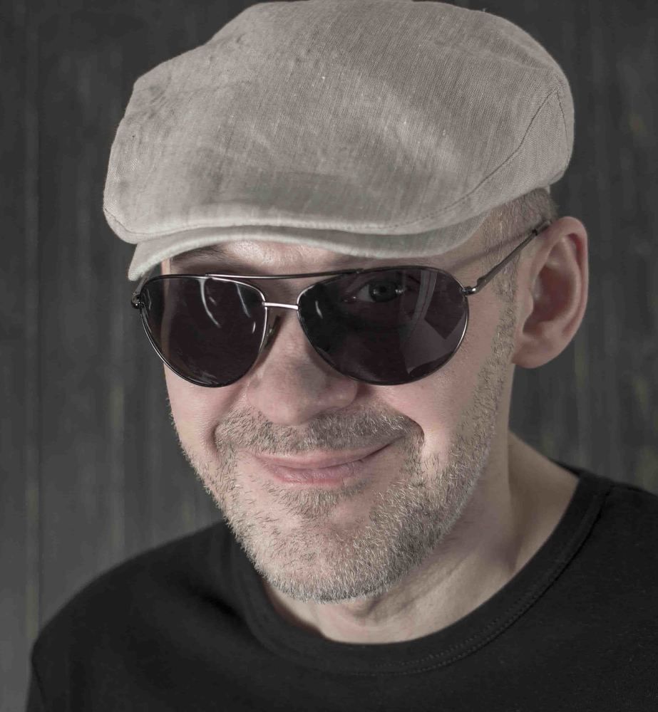 Мужчина в тёмных очках.