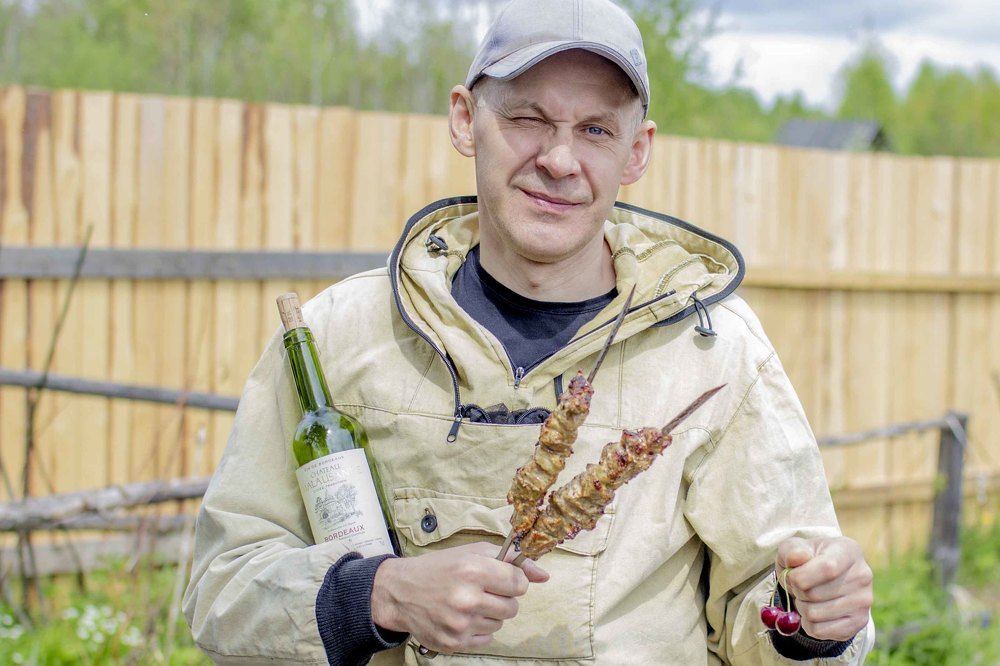 Мужчина с шашлыками..