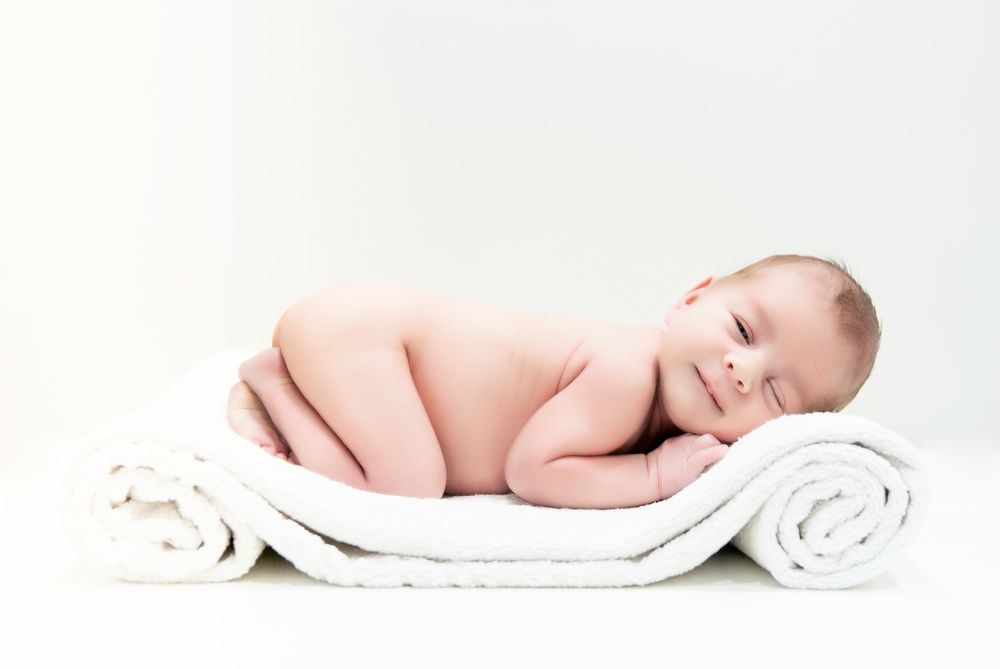 подглядывает