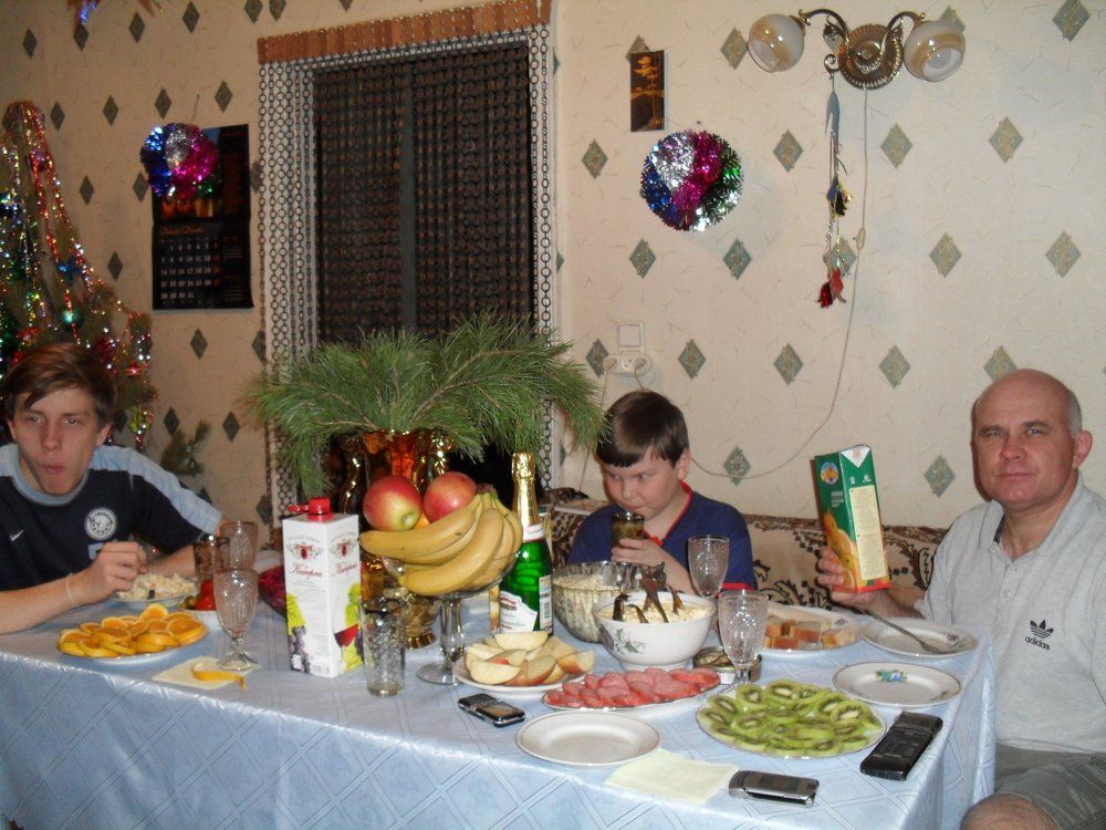 За праздничным Новогодним столом