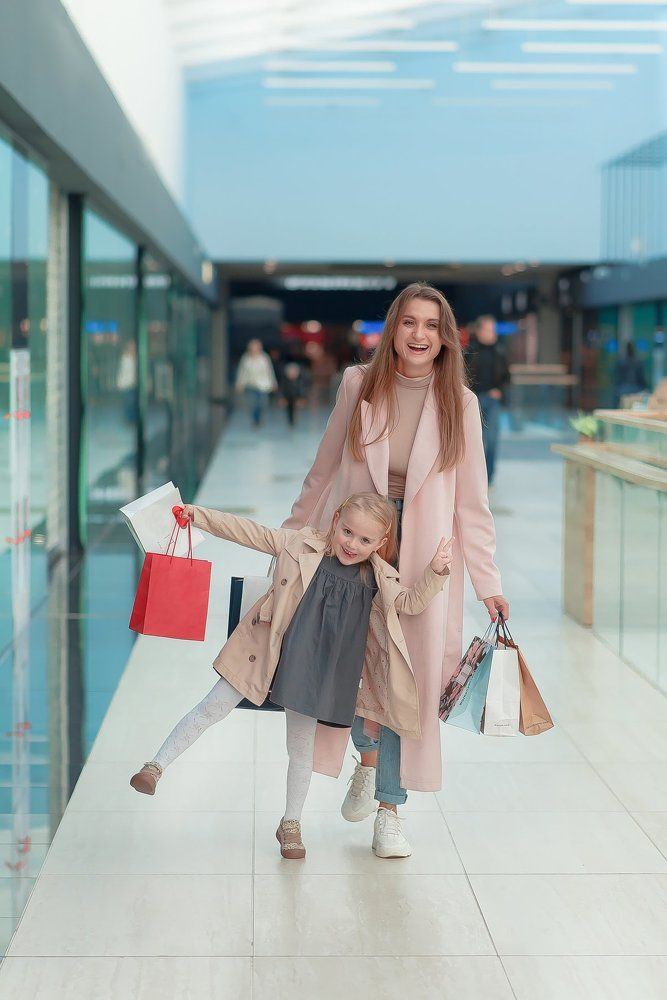 Мама и дочка в торговом центре. Shopping day.