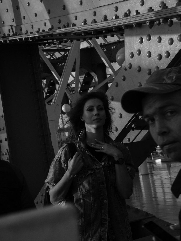 На мостовой