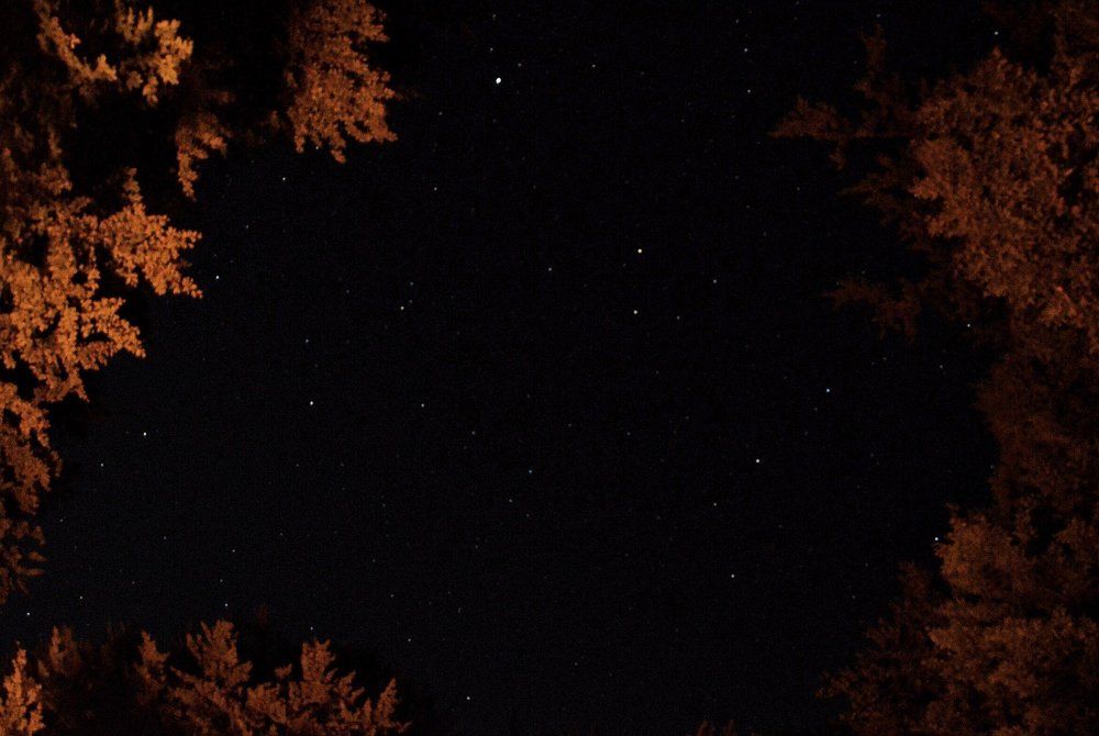 Ночное небо над Косьмо-Дамиановским монастырём.