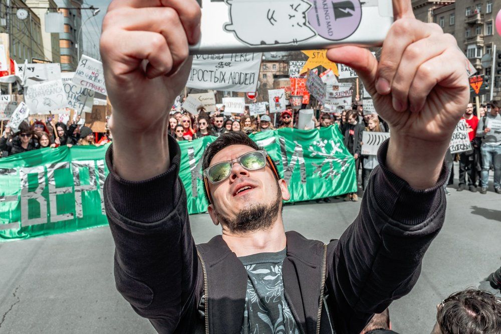 Селфи на фоне Монстрации