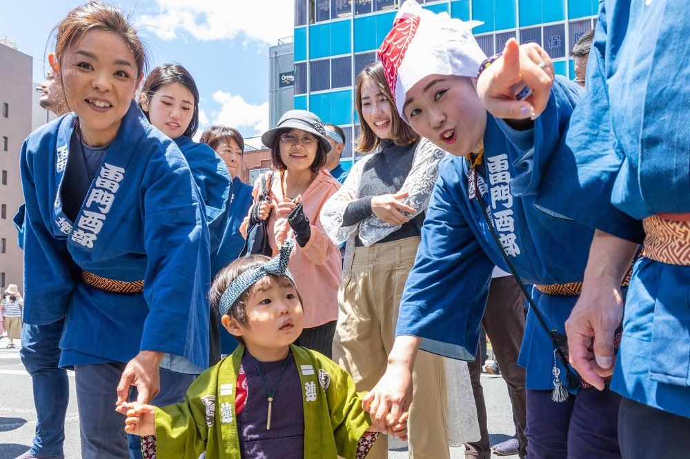 Совсем запутали ребенка. Фестиваль Асакуса Сандзя мацури.  Токио.