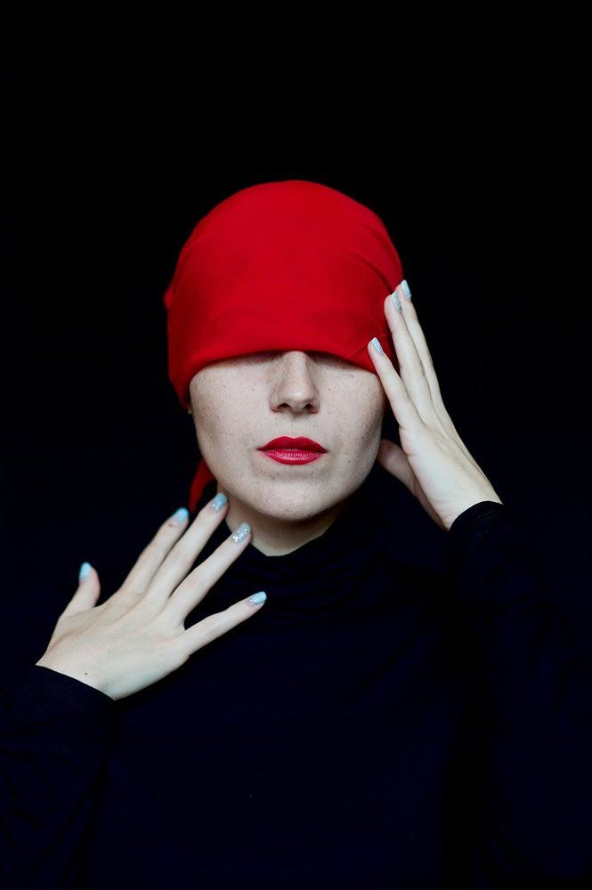 Девушка в красной косынке