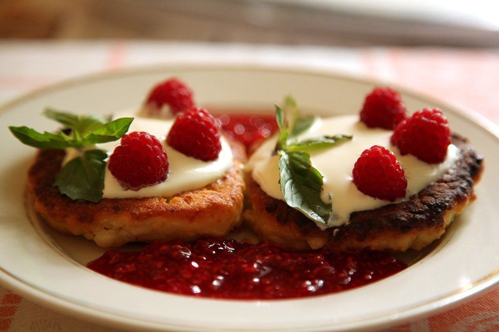 Сырники с малиной и малиновым соусом.