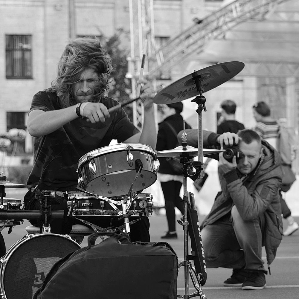 Уличный барабанщик (street drummer)