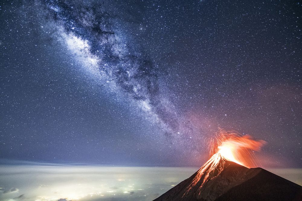 VOLCAN DE FUEGO Y VIA LACTEA